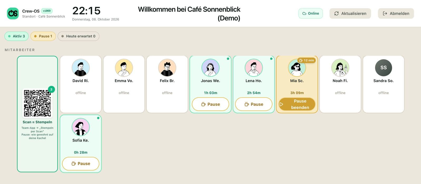 Crew-OS Stempeluhr am iPad: Mitarbeiter-Kacheln mit laufenden Zeiten, Pause und QR-Code zum Stempeln per Handy
